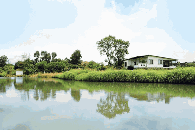 A 5BHK Farmhouse by the Lake in Karjat