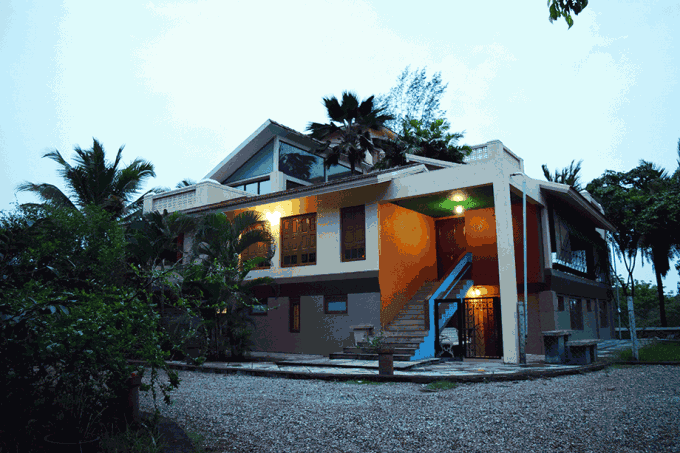 Charming Parsi-owned Farmhouse